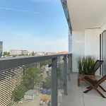 Perfectely Located Stay With Free Parking