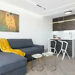 Perfectely Located Stay With Free Parking